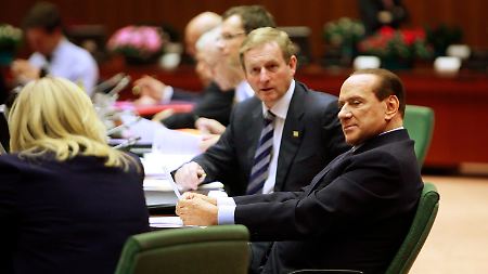Silvio Berlusconi (r.) in seiner typischen bescheidenen Pose beim Euro-Gipfel.