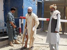 Der verletzte Khan Mohammad (M) vor einem Gästehaus in Kundus, an seiner Seite sein Onkel (r).