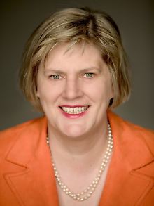 Ursula Rombeck-Jaschinski ist Historikerin der Heinrich-Heine-Universität Düsseldorf und hat über das Londoner Schuldenabkommen habilitiert. 