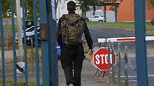 Ein Soldat betritt die Kaserne.