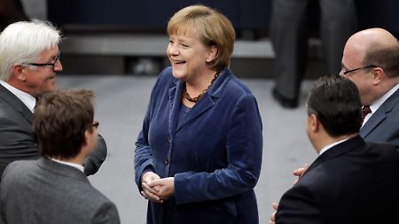 Die Regierungserklärung begann mit leichter Verspätung - Zeit für einen Schwatz.
