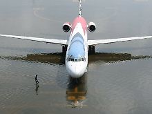Am Flughafen brach ein Damm, Teile des Rollfelds stehen nun unter Wasser.