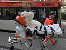 Improvisiert werden die Patienten zu anderen Orten gebracht.