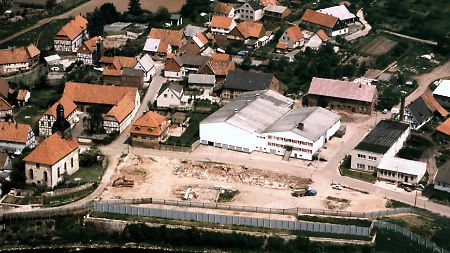 Die Luftaufnahme von 1989 zeigt das thüringische Dorf Wahlhausen im heutigen Eichsfeldkreis, damals unmittelbar an der scharf bewachten innerdeutschen Grenze zu Hessen gelegen.