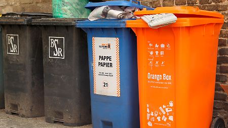 Eine orange Wertstofftonne in Berlin.