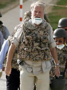 Der verteidigungspolitische Sprecher der Grünen, Winfried Nachtwei, beim Besuch des Bundeswehr-Feldlagers in Kundus im Oktober 2008.