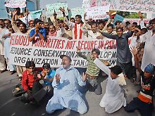 Pakistanische Christen demonstrieren für Frieden.
