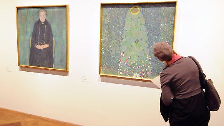 Besucherin vor dem Bild "Sonnenblume" (1907) von Gustav Klimt bei einer Presseführung durch die Ausstellung "Gustav Klimt/Josef Hoffmann - Pioniere der Moderne" im Belvedere in Wien.