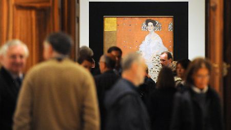 Besucher vor dem Bild "Fritza Riedler" (1906) von Gustav Klimt  im Unteren Belvedere.