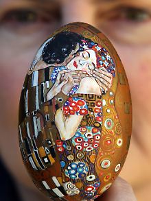 Oft kopiert: "Der Kuss" von Klimt, hier auf einem Osterei im Ostereier-Museum in Nesselwang (Schwaben).
