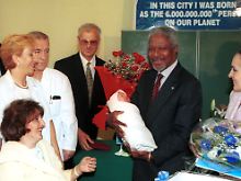 UN-Generalsekretär Kofi Annan mit Baby Adnan auf dem Arm. Links unten im Bild Mutter Fatima Nevic.