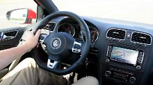 Innen bemüht sich VW um optische Nähe zum historischen Vorbild. 