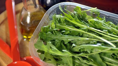 Erst gab es Probleme, weil sich unter den Rucola-Blättern auch das giftige Kreuzkraut befand, jetzt steht Rucola wegen erhöhter Pestizidwerte am Pranger.