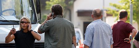 Polizeibeamte sperren den Tatort.