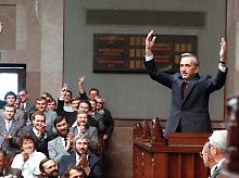 Tadeusz Mazowiecki (r.) bedankt sich am am 24. August 1989 im polnischen Parlament in Warschau, für seine Wahl zum Ministerpräsidenten.