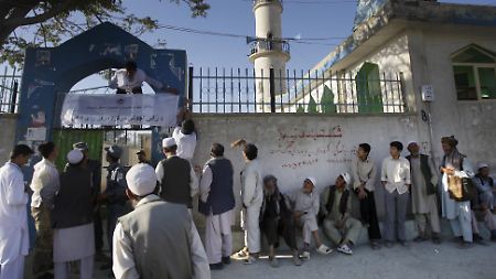 Schlange vor einem Wahllokal in Kabul: Die Regierung hofft darauf, dass sich die Bevölkerung nicht vom Terror einschüchtern lässt.
