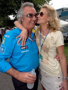 Einer der letzten "echten" Playboys, Flavio Briatore, weiß, was gut für ihn ist: Täglich zwei Liter Mineralwasser (rechte Hand). 2008 heiratete er überraschend die 30 Jahre jüngere Italienerin Elisabetta Gregoraci (nicht im Bild).