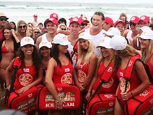 David Hasselhoff im Kreise von Baywatch-Nixen. Seine Freundin Hayley Roberts ist 28 Jahre jünger.