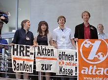 Demonstranten entrollten vor der Anhörung des Finanzminister Transparente im Ausschuss-Saal.