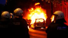 Ein brennendes Polizeiauto am 1. Mai: Polizeigewerkschaften fordern ein härteres Vorgehen gegen Angriffe auf Beamte.