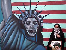 Eine iranische Studentin protestiert in Teheran gegen die Politik der USA und Israels.