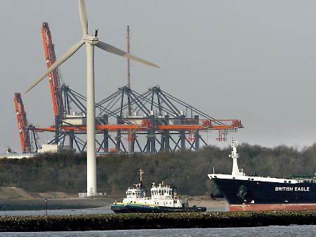 Blick auf den Containerhafen von Rotterdam.