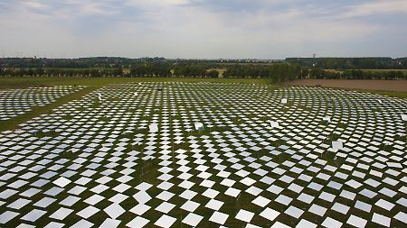 Die Spiegel werden so ausgerichtet, dass sie das Licht auf die Spitze eines Solarturms umleiten.