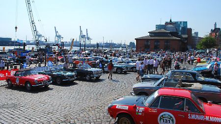 So viel Auto-Historie auf einen Schlag sieht auch die altehrwürdige Fischauktionshalle fast nie.