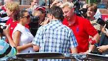 Zieht den Presserummel auf sich: Boris Becker (r.) im Gespräch mit Fernsehkoch Tim Mälzer (M.) und seiner frisch angetrauten Lebensgefährtin Lilly. 