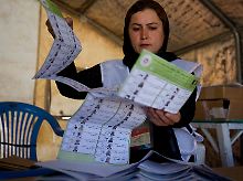 Auszählung beginnt: Ein Wahlhelferin in Masar-I-Scharif mit den Stimmzetteln.