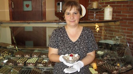 Die Geschäftsbesitzerin der Pralinenmanufaktur, Marina Kaludjerovic.