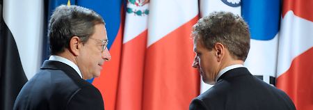 Gespräch am Rande des Gipfels: Draghi (links) und US-Finanzminister Geithner.