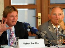Der Sprecher der unionsgeführten Länder, Volker Bouffier (l), und Innenminister Wolfgang Schäuble bei der Unions-Innenministerkonferenz in Chemnitz.