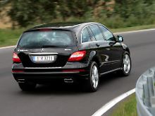 Trotz 2,3 Tonnen Leergewicht bewegt der große Diesel die R-Klasse erstaunlich munter.