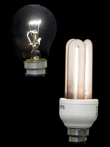 Alt gegen neu, warm gegen kühl - Gabriel und Trittin verteidigten die Vorzüge der Energiesparlampen.