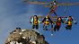 Wagemutige liegen in einer riesigen Seilrutsche, dem Airrofan, und rasen den Gschöllkopf im Rofangebirge am Achensee (Österreich) hinab.