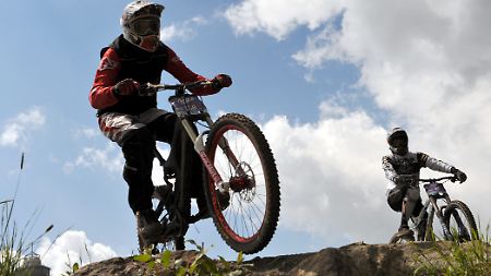 Mountain-Biker auf einer Downhill-Strecke. 