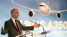 EADS-Konzernchef Louis Gallois bei der Vorstellung des neuen Airbus A350 XBW.