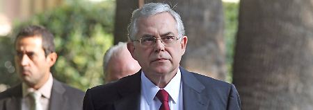 Lukas Papademos (rechts) soll es machen.
