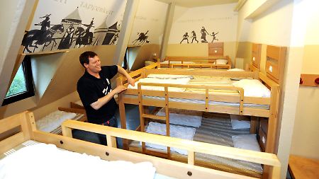 Hell und freundlich: Jugendherbergsmitarbeiter Markus Bräcker in einem Mehrbettzimmer der Jugendherberge auf Burg Altena in Altena.