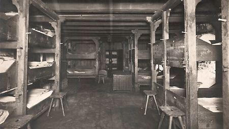 Blick in den Jungen-Schlafsaal der Jugendherberge Burg Altena, aufgenommen um 1915. Rustikal eingerichtet, hatten die Stockbetten damals sogar drei Etagen. 