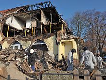 Die Polizei sucht Spuren im explodierten Wohnhaus in Zwickau.