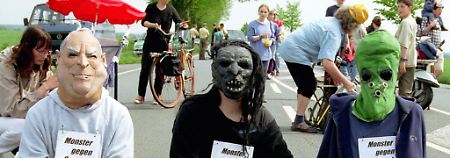 Demonstranten mit Kohl-Maske und Monster-Verkleidungen protestieren am 09. Mai 1998 im Landkreis Lüneburg gegen die Castor-Transporte und das Endlager in Gorleben.