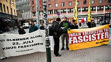 Vor dem Gerichtssaal protestierten die Menschen, Breivik kein Podium für seine rechten Gedanken zu geben.
