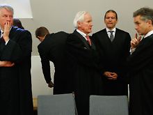 Anwälte im Einsatz: Der Rechtsbeistand von Deutschlands größter Bank und ihrem früheren Chef Rolf Breuer.