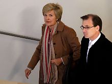 Friede Springer auf dem Weg in den Zeugenstand: Das Gericht will von ihr wissen, ob sie vor der Insolvenz von Leo Kirch mit der Deutschen Bank oder mit anderen Verlegern über Kirchs Springer-Aktien gesprochen habe.