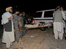 Nach dem Anschlag in Kandahar: Ein Toter wird davongetragen.