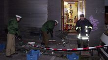 Köln 2001: Polizeibeamte suchen nach dem Bombenanschlag auf ein Lebensmittelgeschäft nach Spuren.