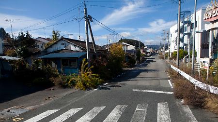 Eine verlassene Siedlung im Sperrgebiet um Fukushima, nahe Okuma.
