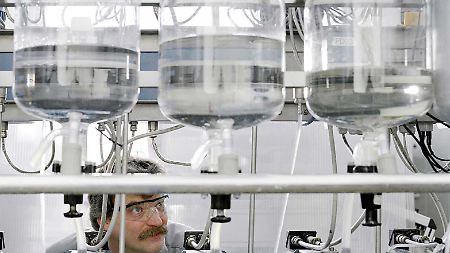In der Chemiebranche müssen Tausende Mitarbeiter Einkommenseinbußen hinnehmen.